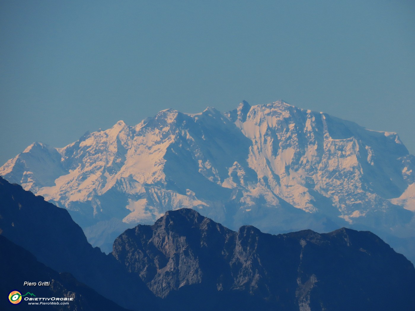 21 Zoom verso l'innevato Monte Rosa.JPG